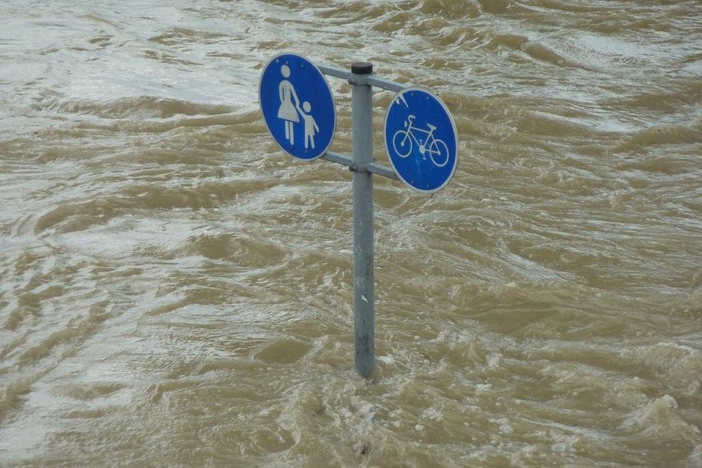 cyclone debbie flooding